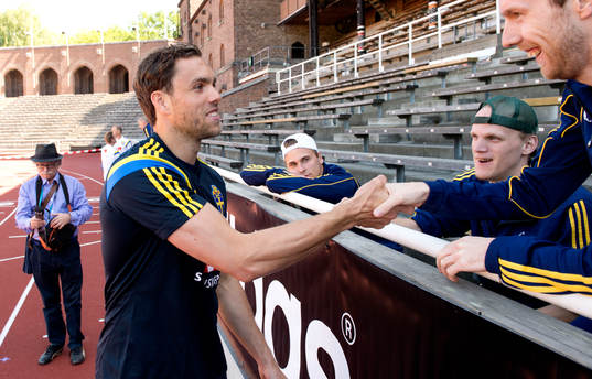 Sveriges Johan Elmander hälsar på funktionshindrade
