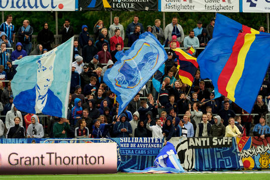 Djurgårdssupportrar med flaggor