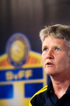 Sveriges förbundskapten Pia Sundhage presenterar