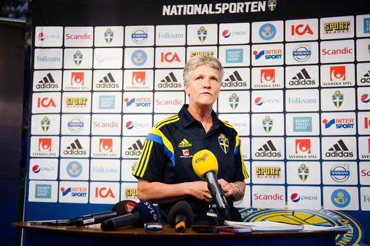 Sveriges förbundskapten Pia Sundhage presenterar