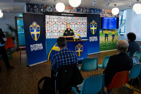 Sveriges förbundskapten Pia Sundhage presenterar
