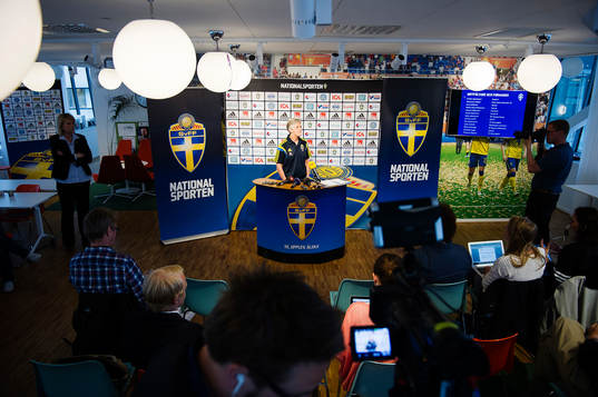 Sveriges förbundskapten Pia Sundhage presenterar