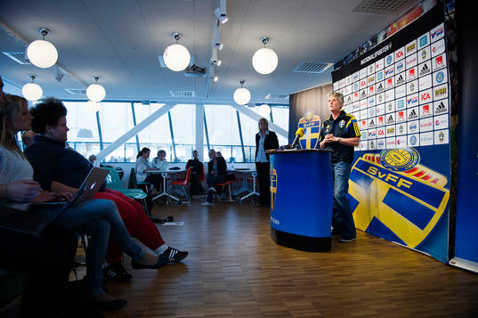 Sveriges förbundskapten Pia Sundhage presenterar