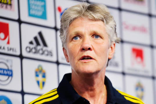 Sveriges förbundskapten Pia Sundhage presenterar