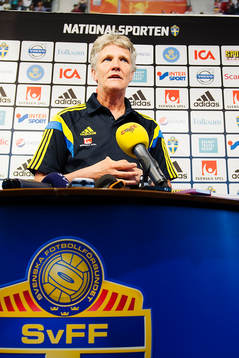 Sveriges förbundskapten Pia Sundhage presenterar