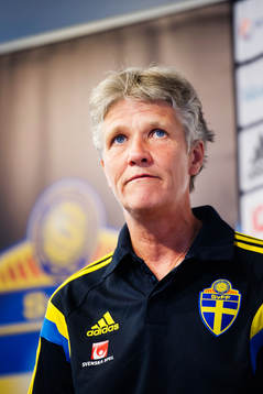 Sveriges förbundskapten Pia Sundhage presenterar