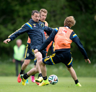 Sveriges Zlatan Ibrahimovic och Rasmus Bengtsson