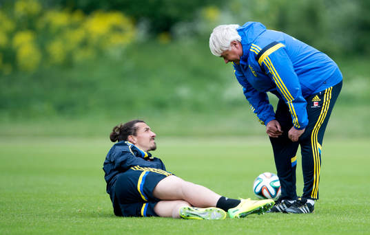 Sveriges Zlatan Ibrahimovic lyssnar på Reine Almqvist