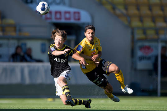 Elfsborgs Arjan Mostafa och AIKs Axel Björnström i kamp