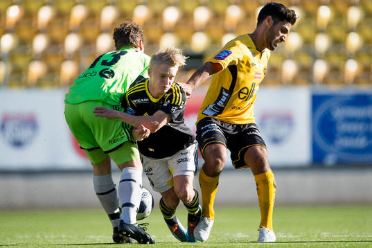 AIKs Elias Löfberg kommer i kläm mellan egen målvakt