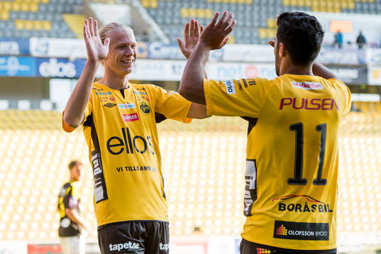 Elfsborgs Jakob Berg och Arjan Mostafa jublar