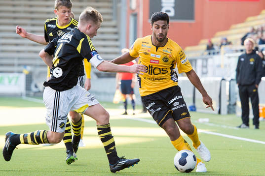 Elfsborgs Arjan Mostafa försöker ta sig förbi AIKs
