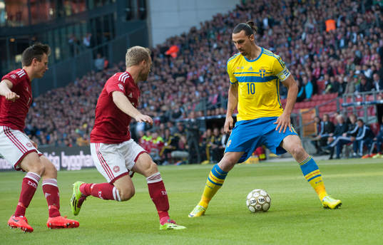 Sveriges Zlatan Ibrahimovic i landskampen mellan Danmark