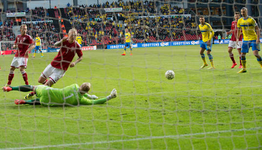Danmarks Kasper Schmeichel räddar och bollen går ut till