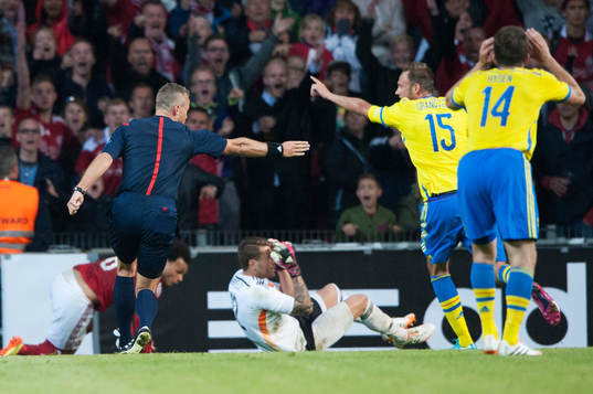 Domaren Svein Oddvar Moen pekar på straffpunkten för