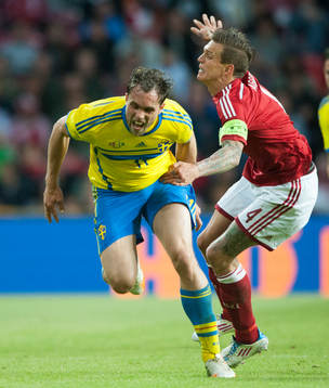 Danmarks Daniel Agger tar skamgrepp på Sveriges Johan