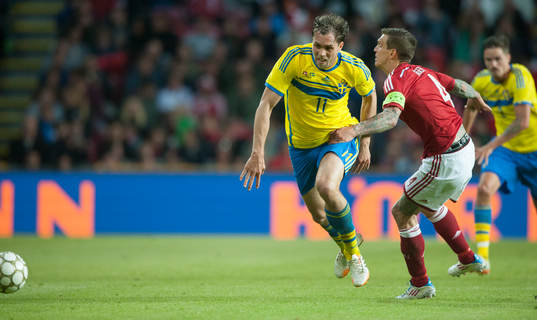 Danmarks Daniel Agger tar skamgrepp på Sveriges Johan