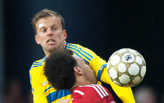 Sveriges Mikael Antonsson och Danmarks Martin Braithwaite i