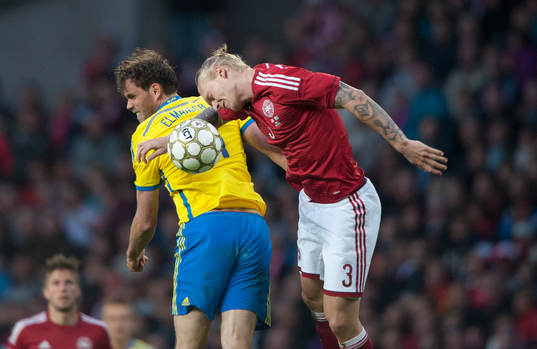 Sveriges Johan Elmander och Danmarks Simon Kjaer i