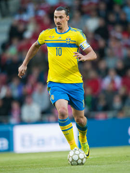 Sveriges Zlatan Ibrahimovic i landskampen mellan Danmark