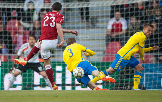 Danmarks Pierre Emile Höjbjerg skjuter  i landskampen