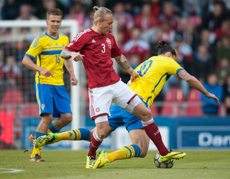 Danmarks Simon Kjaer får Sveriges Zlatan Ibrahimovic på