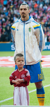 Mascoten som följde Zlatan Ibrahimovic in på plan stod