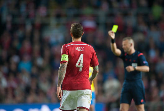 Daniel Agger varnas i landskampen mellan Danmark och