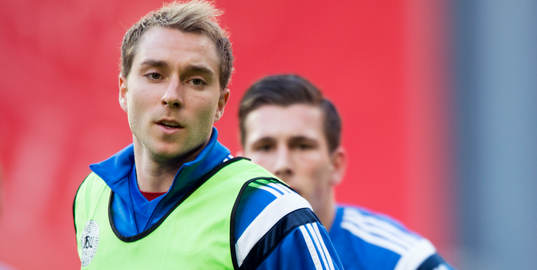 Danmarks Pierre Emile Höjbjerg bakom Christian Eriksen i