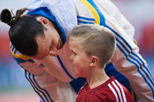 Sveriges Zlatan Ibrahimnovic samtalar med sin maskot  i
