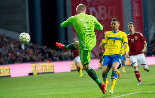 Danmarks målvakt Kasper Schmeichel sparkar undan framför