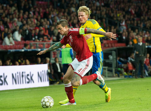 Danmarks Daniel Agger fäller ut armarna och stoppar
