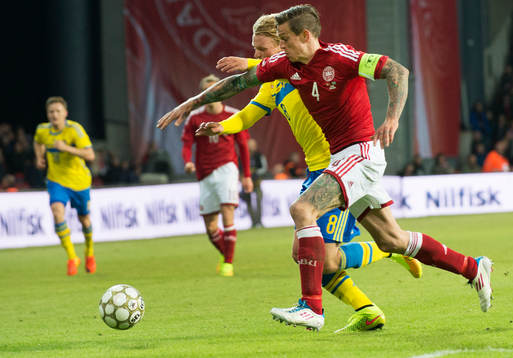 Danmarks Daniel Agger fäller ut armarna och stoppar