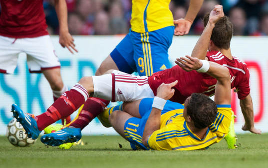 Tuff glidtackling i landskampen mellan Danmark och Sverige