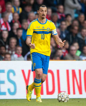 Sveriges Zlatan Ibrahimovic i landskampen mellan Danmark
