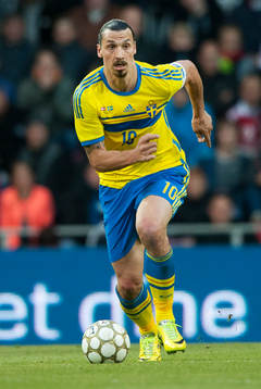 Sveriges Zlatan Ibrahimovic i landskampen mellan Danmark