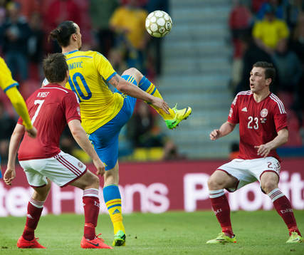 Sveriges Zlatan Ibrahimovic och Danmarks Pierre Emile