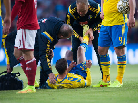 Sveriges Marcus Berg skadad i landskampen mellan Danmark