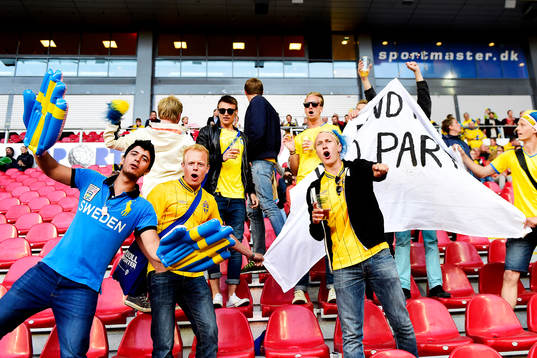Svenska supportrar innan landskampen i fotboll mellan