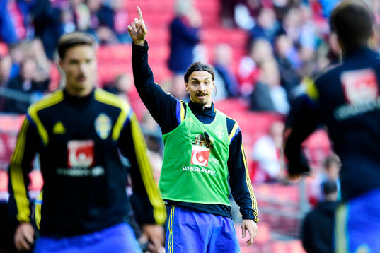 Sveriges Zlatan Ibrahimovic värmer upp innan landskampen i