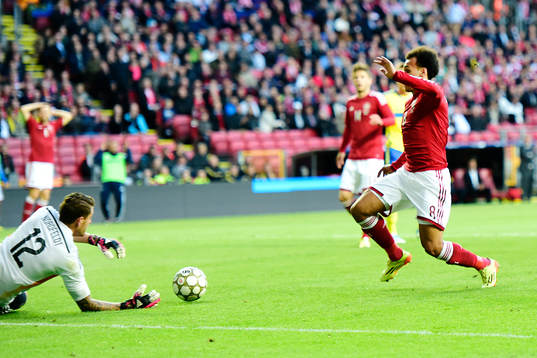 Danmarks Martin C Braithwaite kommer fri mot Sveriges