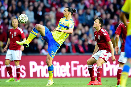 Sveriges Zlatan Ibrahimovic mot Danmarks William K