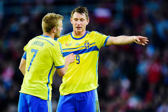 Sveriges Kim Källström ger instruktioner till Sebastian