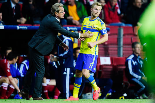 Sveriges förbundskapten Erik Hamrén ger Sebastian Larsson