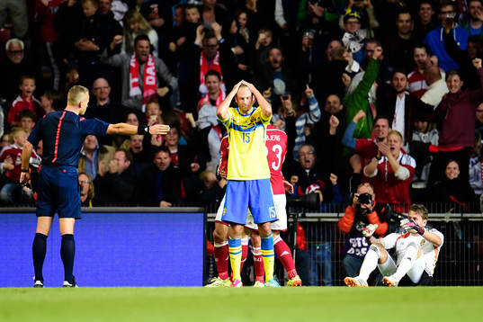 Sveriges Andreas Granqvist tar sig för huvudet