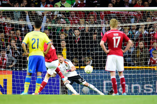 Danmarks Daniel Agger gör 1-0 på straff bakom Sveriges