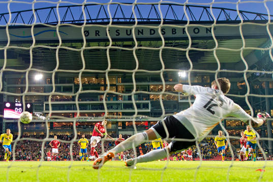 Danmarks Daniel Agger gör 1-0 bakom Sveriges målvakt