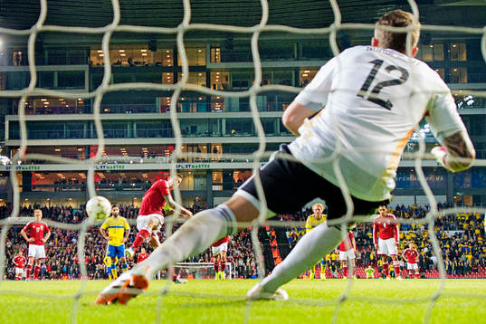 Danmarks Daniel Agger gör 1-0 bakom Sveriges målvakt