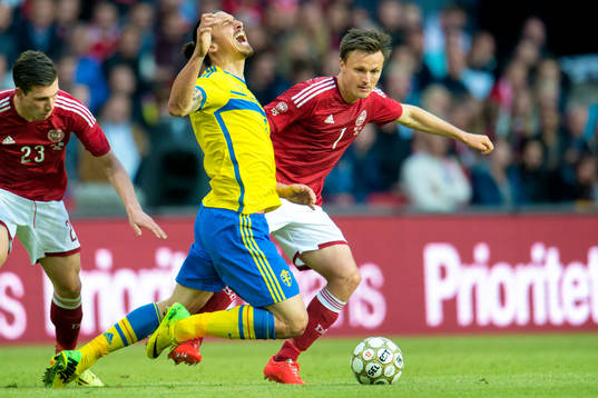 Sveriges Zlatan Ibrahimovic faller i kamp om bollen med