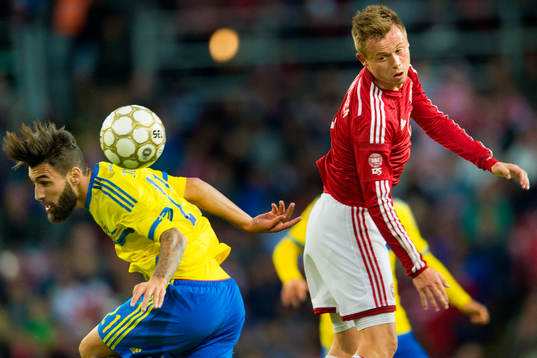 Sveriges Jimmy Durmaz i nickduell med Danmarks Simon Kjaer